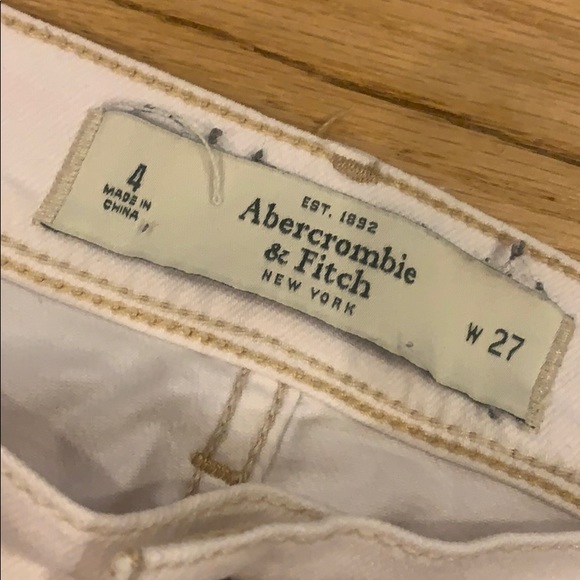 WHITE ABERCROMBIE & FITCH WHITE DENIM SHORTS - Picture 2 of 3